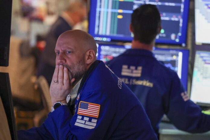 Imagen de archivo de una sesión en Wall Street. EFE/Sarah Yenesel
