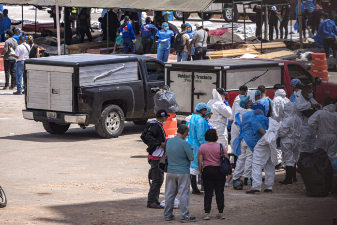 - Personas reclaman los cuerpos de sus familiares fallecidos en los terremotos este lunes, en un puerto en La Guaira (Venezuela). EFE/ Henry Chirinos
