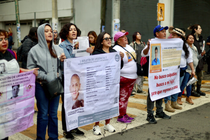 Colectivos de madres buscadoras sostienen carteles durante una manifestación en Toluca (México). Imagen de archivo. EFE/ Felipe Gutiérrez
