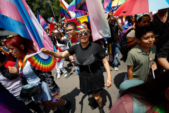 Personas participan en la Marcha del Día del Orgullo LGBTI el pasado sábado, en Ciudad de México (México). EFE/Sáshenka Gutiérrez
