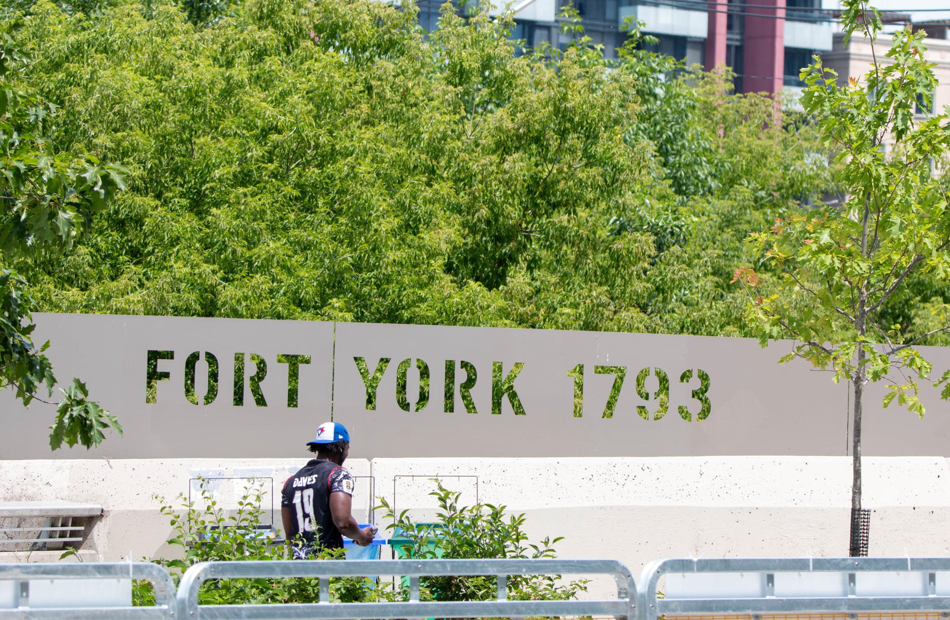 Un hombre camina frente a la entrada del Fuerte York este lunes, en Toronto (Canadá). EFE/Julio César Rivas
