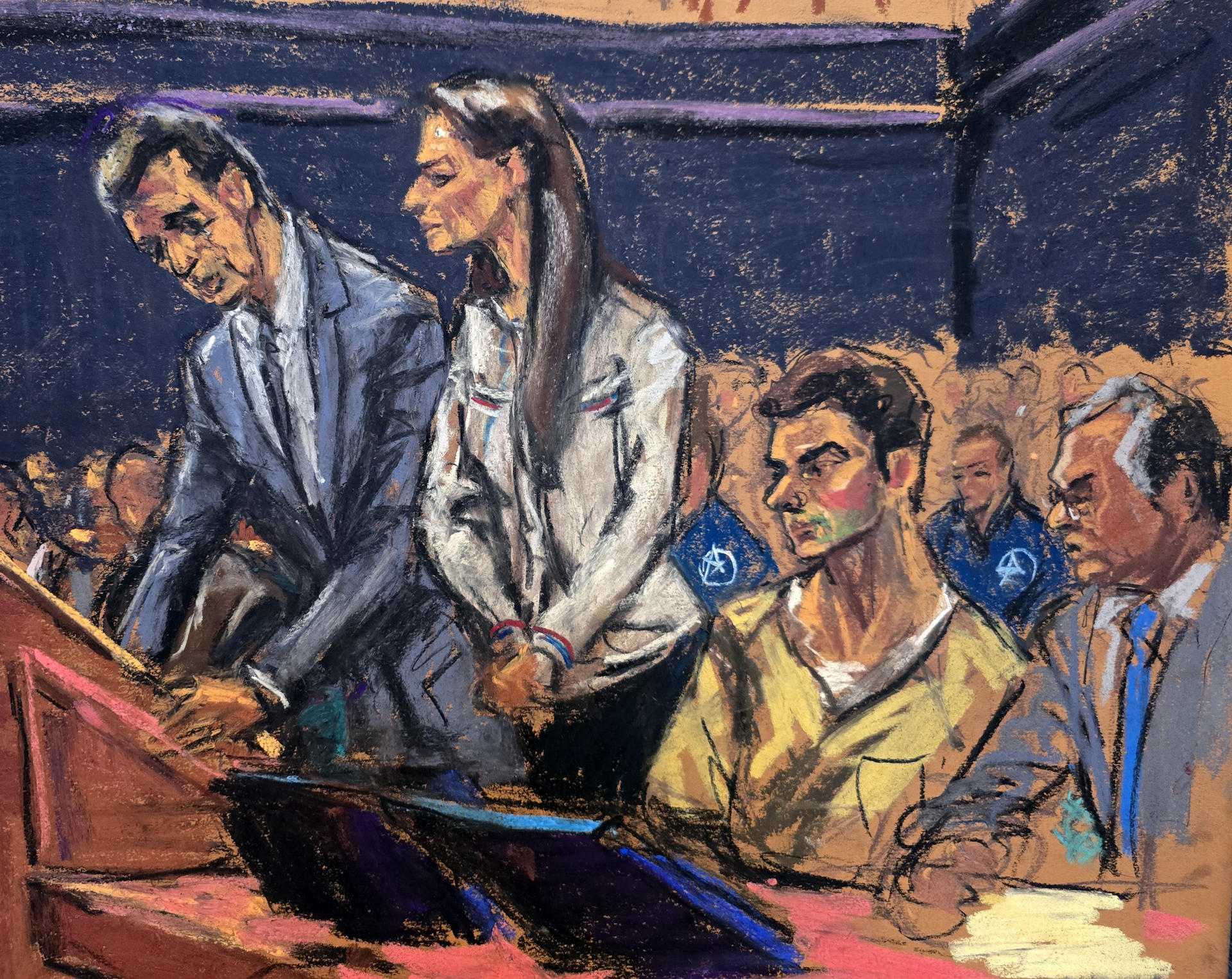 Fotografía de un dibujo realizado por la artista Jane Rosenberg que muestra al fiscal federal adjunto, Dominic Gentile (i), hablando junto a Luigi Mangione (2-d) y sus abogados defensores Karen Friedman Agnifilo (2-i) y Marc Agnifilo durante una audiencia este lunes, en un tribunal de Nueva York (Estados Unidos). EFE/ Jane Rosenberg
