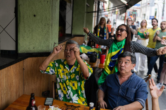 Los brasileños sufrieron con Japón y al final disfrutaron en Sao Paulo con la clasificación de la Canarina a los octavos de final del Mundial. EFE/ Isaac Fontana
