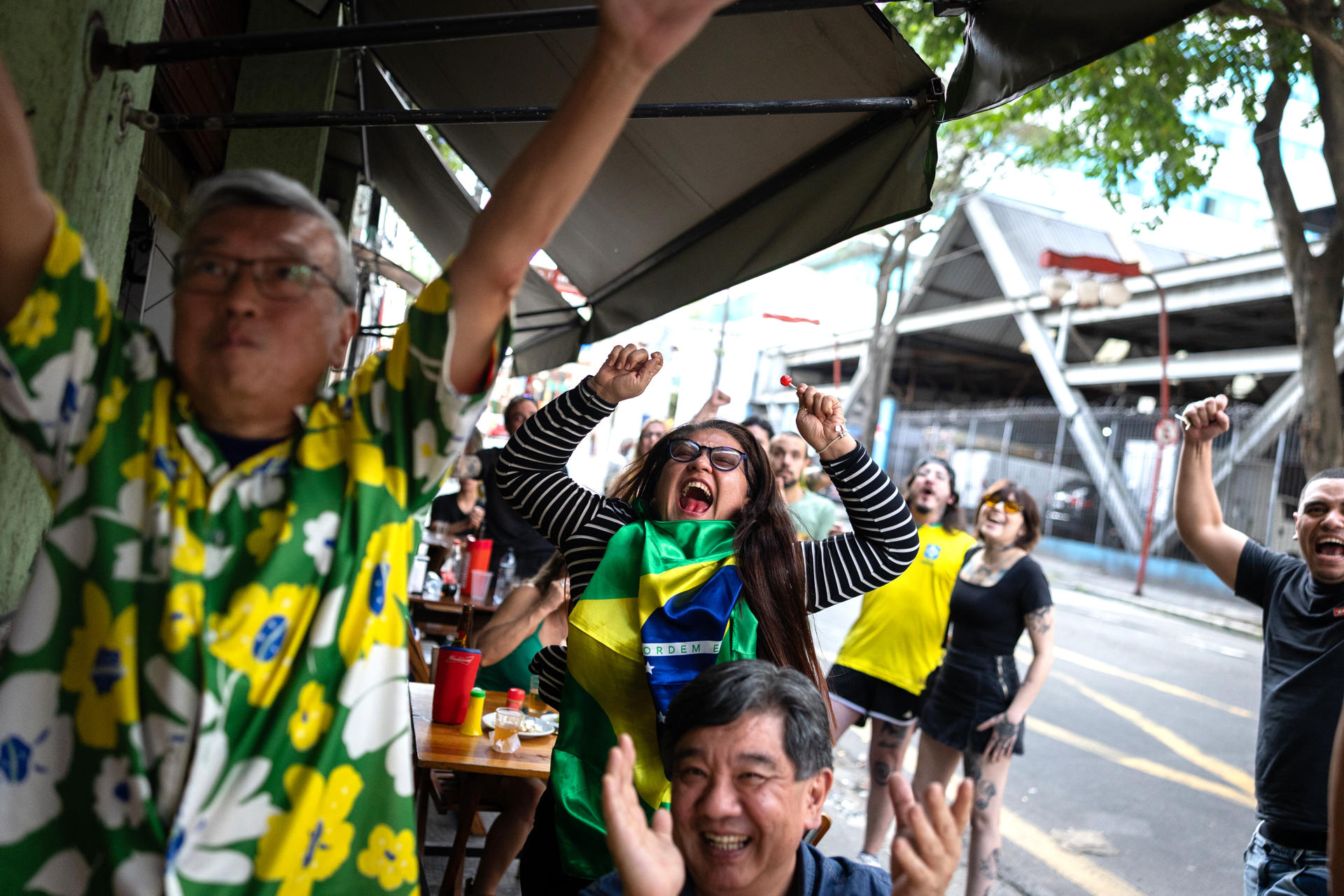 Los brasileños sufrieron con Japón y al final disfrutaron en Sao Paulo con la clasificación de la Canarina  a los octavos de final del Mundial. EFE/ Isaac Fontana
