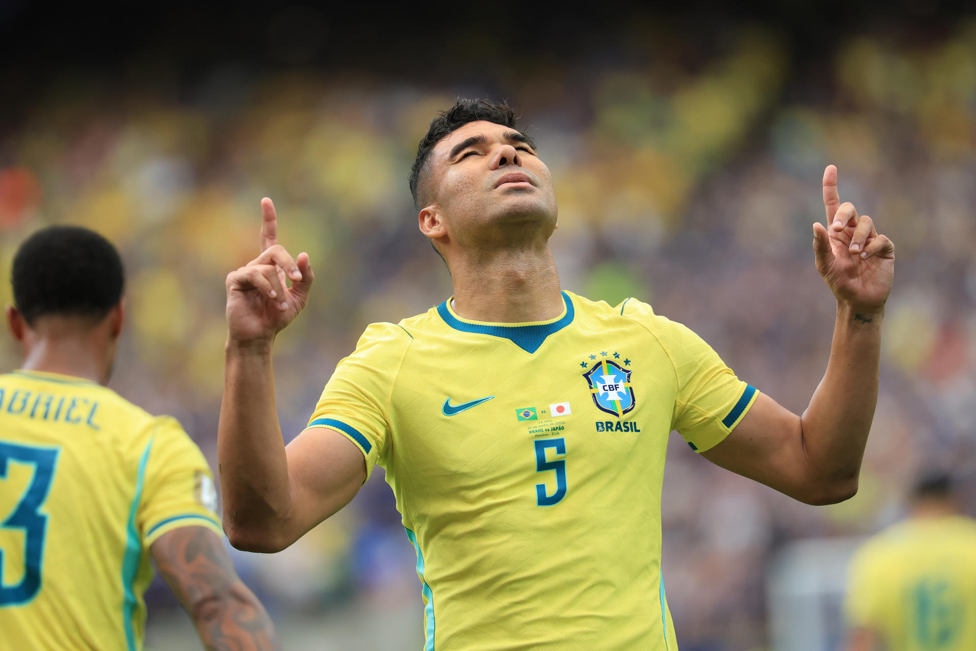 Casemiro celebra el gol que este lunes en permitió en Houston el comienzo de la remontada de Brasil  para vencer por 2-1 a Japón y obtener la clasificación para los octavos de final del Mundial. EFE/ Carlos Ramírez
