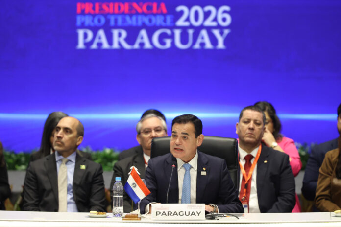 El ministro de Relaciones Exteriores de Paraguay, Rubén Ramírez (c), fue captado este 29 de junio, durante la 68 reunión del Consejo del Mercado Común (CMC), previo a la Cumbre de Presidentes del Mercosur, en Luque (Paraguay). EFE/Juan Pablo Pino
