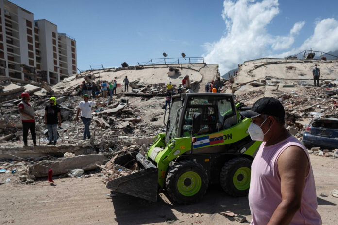 Vista general de las labores de rescate y remoción de escombros en una zona devastada por los terremotos del pasado 24 de junio en La Guaira (Venezuela). EFE/Ronald Peña

