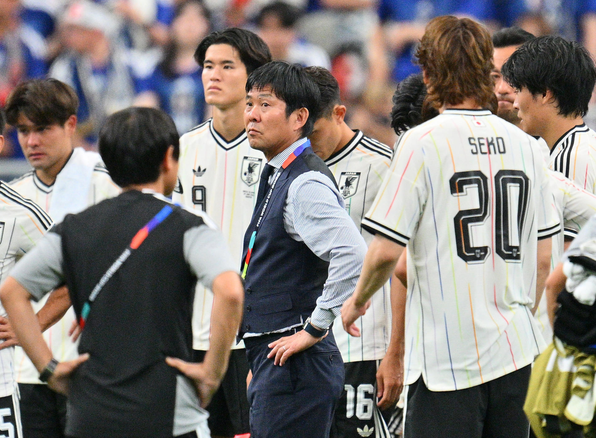 El seleccionador de Japón, Hajime Moriyasu (c), calificó este lunes de "desgarradora" e "increíblemente dolorosa" su eliminación en dieciseisavos de final del Mundial 2026 tras caer en el último minuto del partido en Houston ante Brasil por 2-1. EFE/EPA/SAM WASSON.
