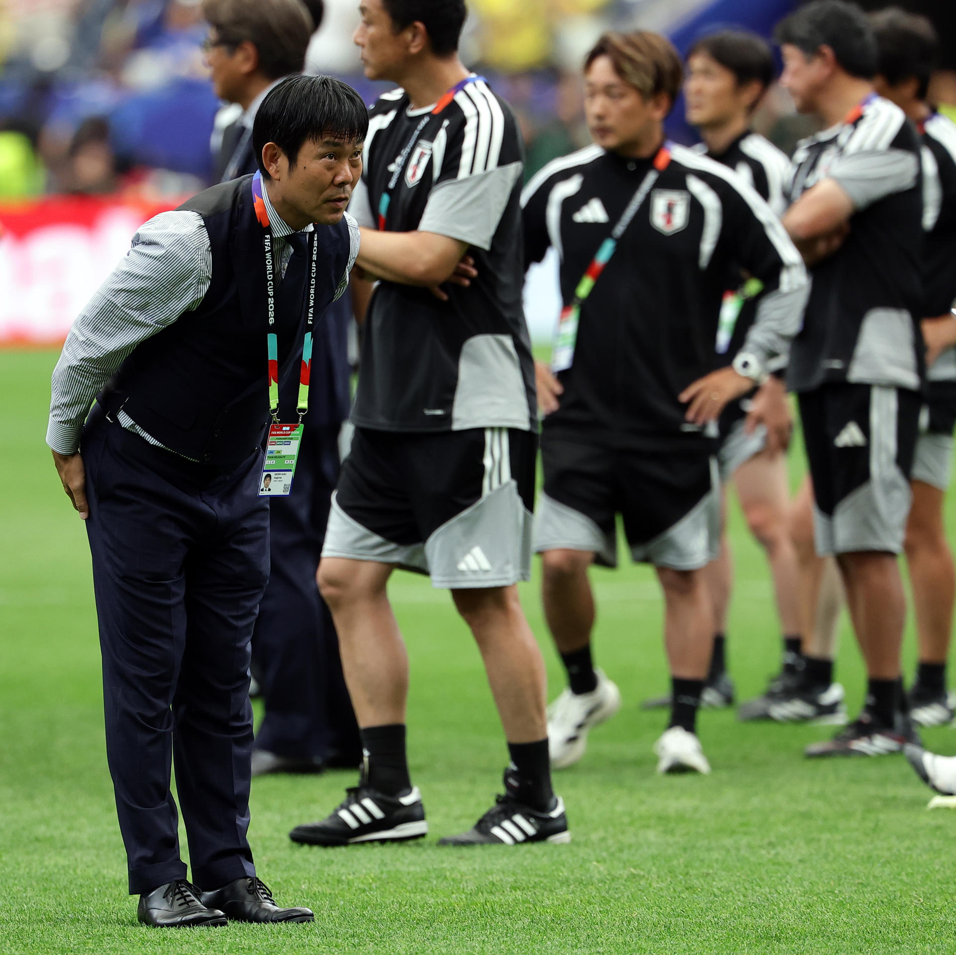 El seleccionador de Japón, Hajime Moriyasu (i), calificó este lunes de "desgarradora" e "increíblemente dolorosa" su eliminación en dieciseisavos de final del Mundial 2026 tras caer en el último minuto del partido en Houston ante Brasil por 2-1. EFE/EPA/SAM WASSON.
