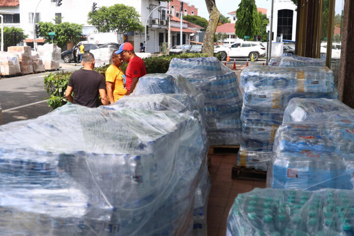 Un grupo de personas fue captado este 29 de junio al organizar ayuda humanitaria para los afectados por los terremotos en Venezuela, en Ciudad de Panamá (Panamá). EFE/Carlos Lemos
