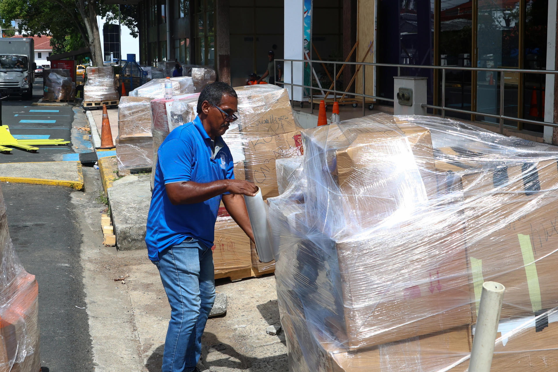 Un hombre fue captado este 29 de junio al embalar ayuda humanitaria para los afectados por los terremotos en Venezuela, en Ciudad de Panamá (Panamá). EFE/Carlos Lemos
