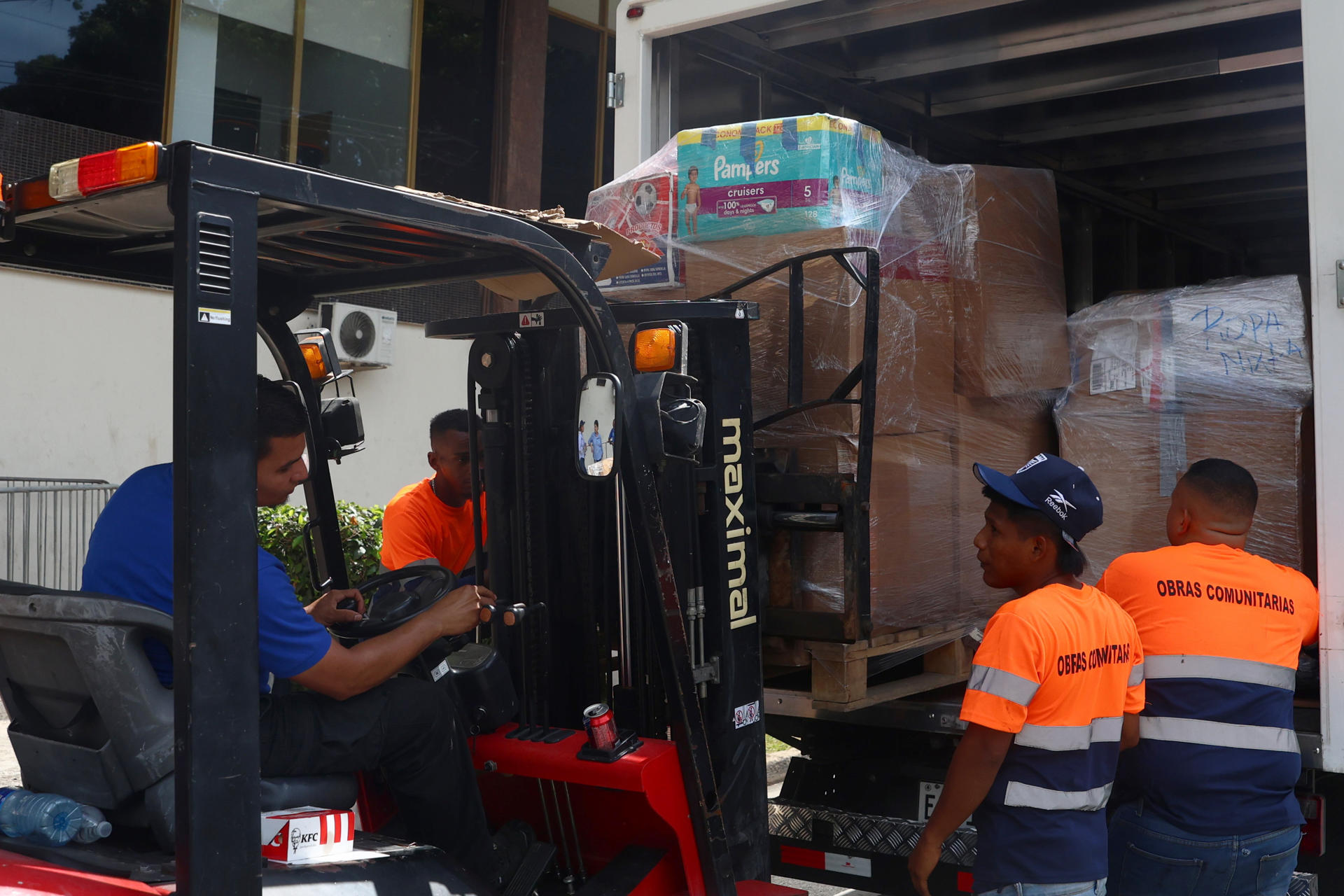 Un grupo de personas fue captado este 29 de junio al cargar a un camión ayuda humanitaria para los afectados por los terremotos en Venezuela, en Ciudad de Panamá (Panamá). EFE/Carlos Lemos

