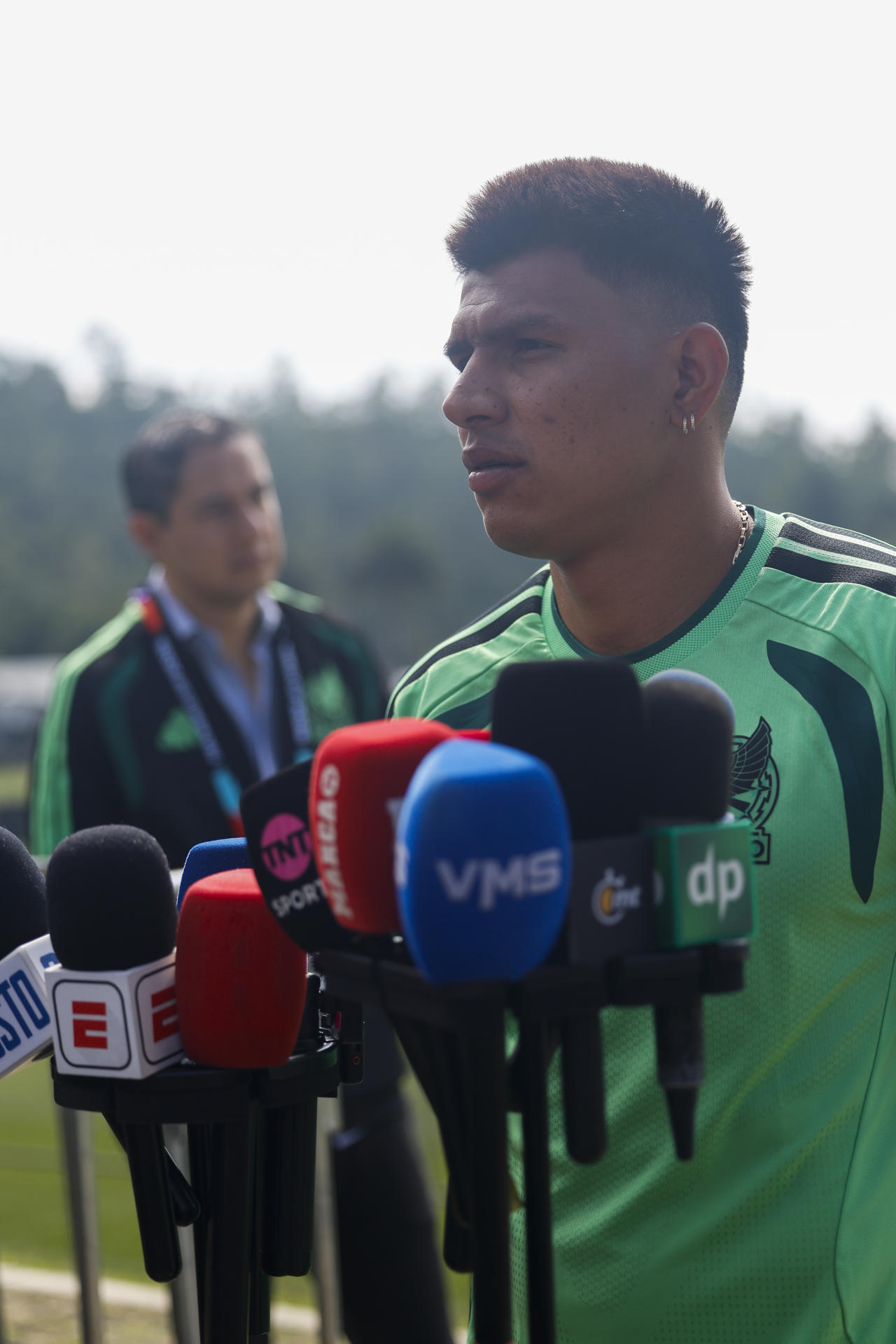 El jugador mexicano Jesús Gallardo durante un entrenamiento de la selección nacional de México este lunes, en el Centro de Alto Rendimiento de Ciudad de México. EFE/ Sashenka Gutiérrez
