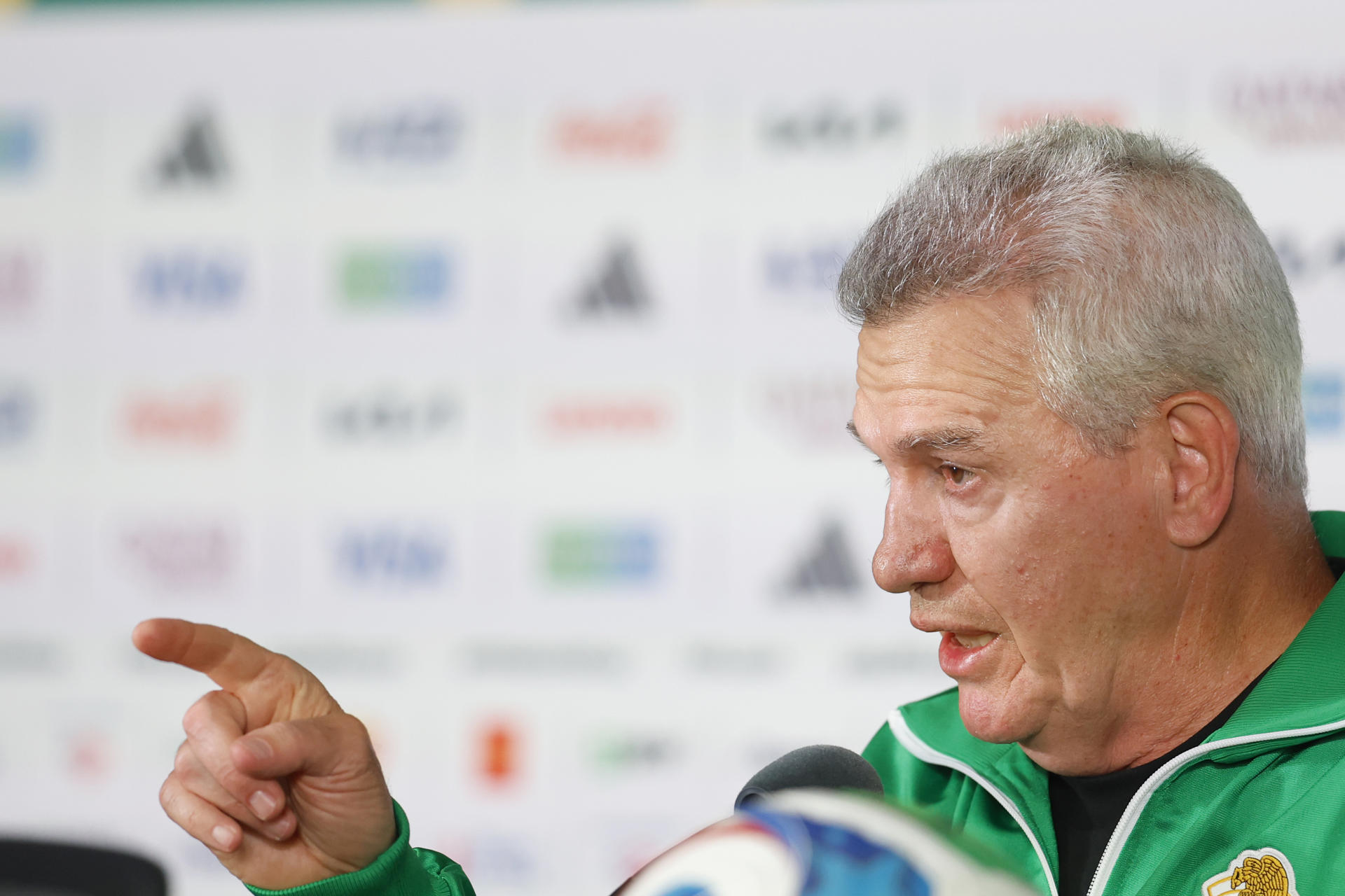 El seleccionador de México Javier Aguirre habla en una rueda de prensa este lunes, en Ciudad de México (México). EFE/ Sashenka Gutiérrez
