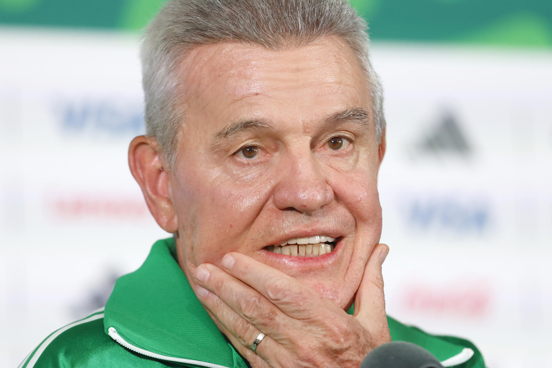 El seleccionador de México Javier Aguirre habla en una rueda de prensa este lunes, en Ciudad de México (México). EFE/ Sashenka Gutiérrez
