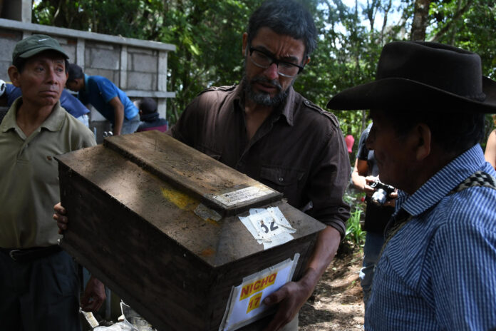 Una persona carga una urna funeraria este 29 de junio de 2026, durante un acto de Inhumación en San Martín Jilotepeque (Guatemala). EFE/ Alex Cruz
