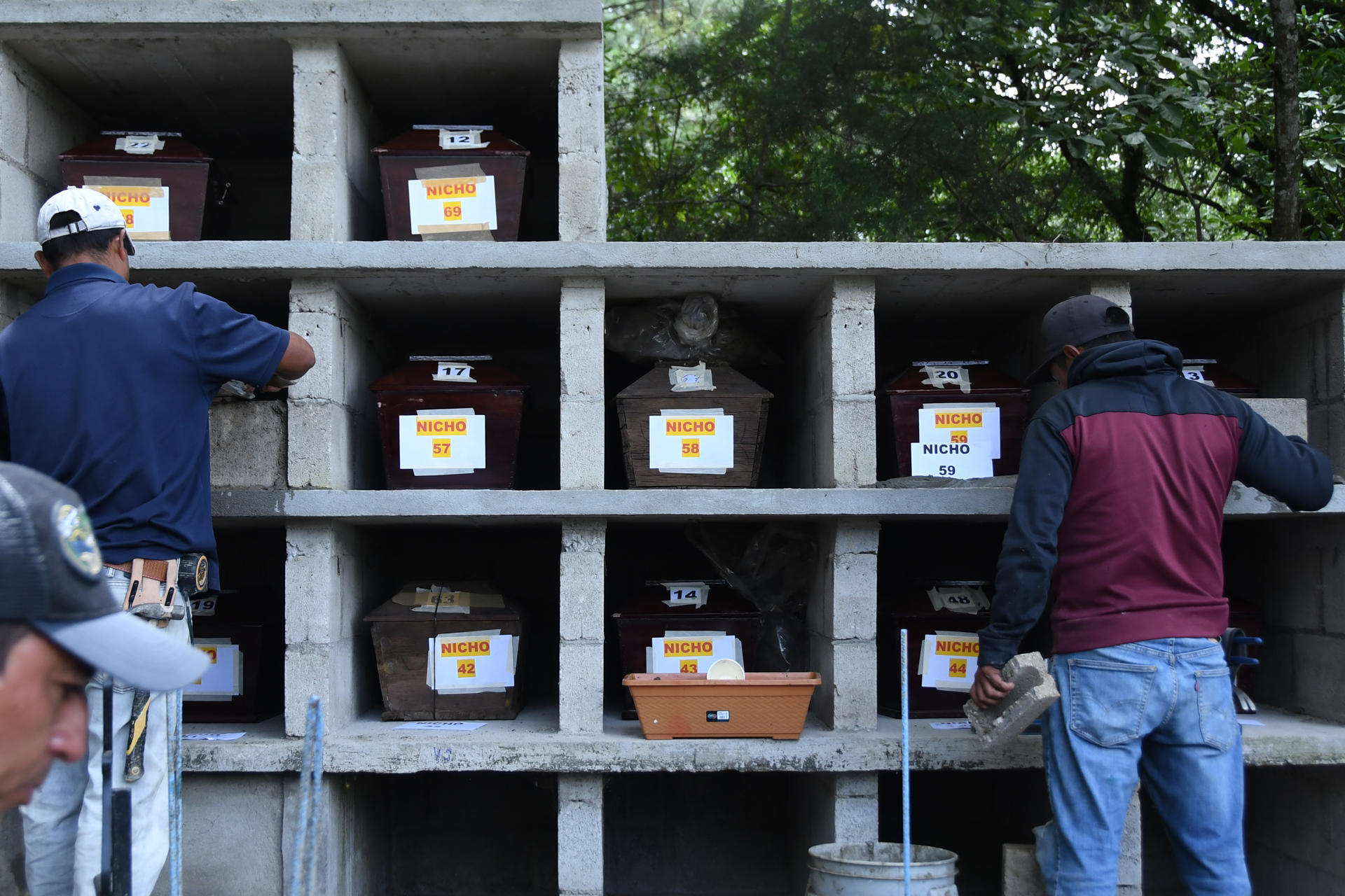 Personas introducen urnas funerarias en nichos de cementerio este 29 de junio de 2026, durante un acto de Inhumación en San Martín Jilotepeque (Guatemala). EFE/ Alex Cruz
