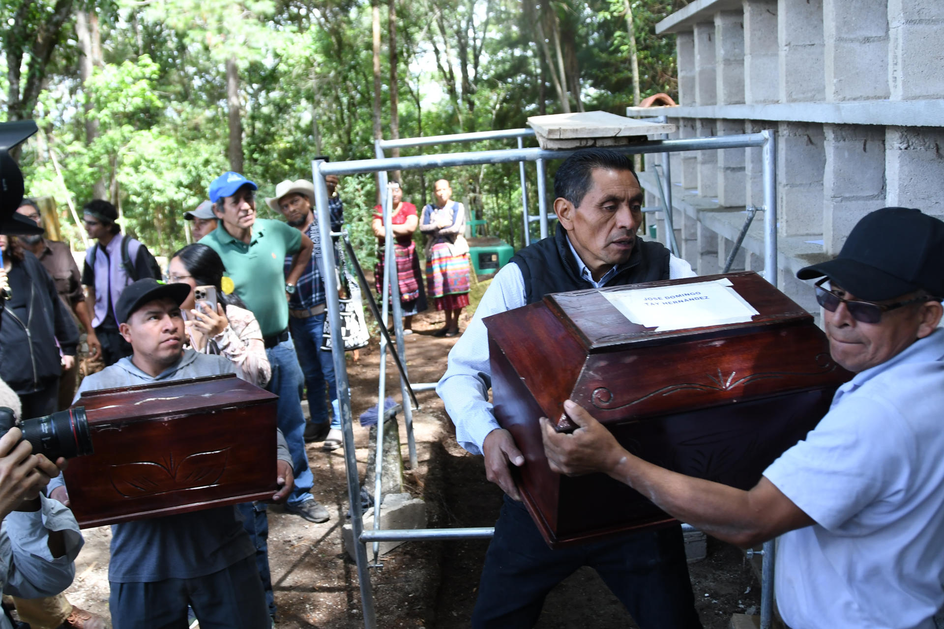 Personas cargan urnas funerarias este 29 de junio de 2026, durante un acto de Inhumación en San Martín Jilotepeque (Guatemala). EFE/ Alex Cruz
