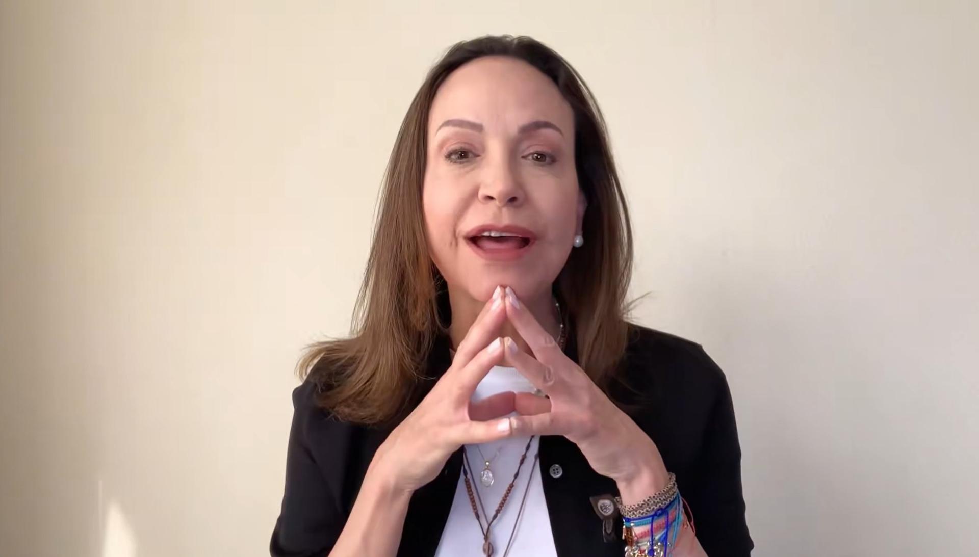 Captura de un video difundido en la cuenta en X @MariaCorinaYA de la líder opositora venezolana y Premio Nobel de la Paz María Corina Machado donde denunció este lunes, que el Gobierno venezolano cerró el espacio aéreo comercial para impedir su regreso al país desde Panamá, donde planeaba viajar a Venezuela para apoyar a las víctimas de los terremotos. EFE/ @MariaCorinaYA
