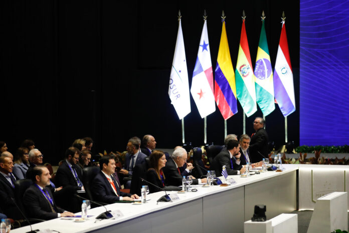 Cancilleres de Mercosur participan en la 68 reunión del Consejo del Mercado Común (CMC) este lunes, previo a la Cumbre de Presidentes y en el que se acordarán la decisiones que emanarán de esta cumbre semestral en Luque (Paraguay). EFE/ Juan Pablo Pino
