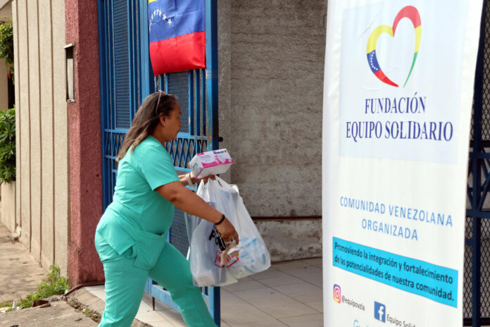 La presidenta de la fundación Equipo Solidario, Omayrú Hernández, carga empaques con donaciones para damnificados por los terremotos en Venezuela, este lunes en Santa Cruz (Bolivia). EFE/Juan Carlos Torrejón

