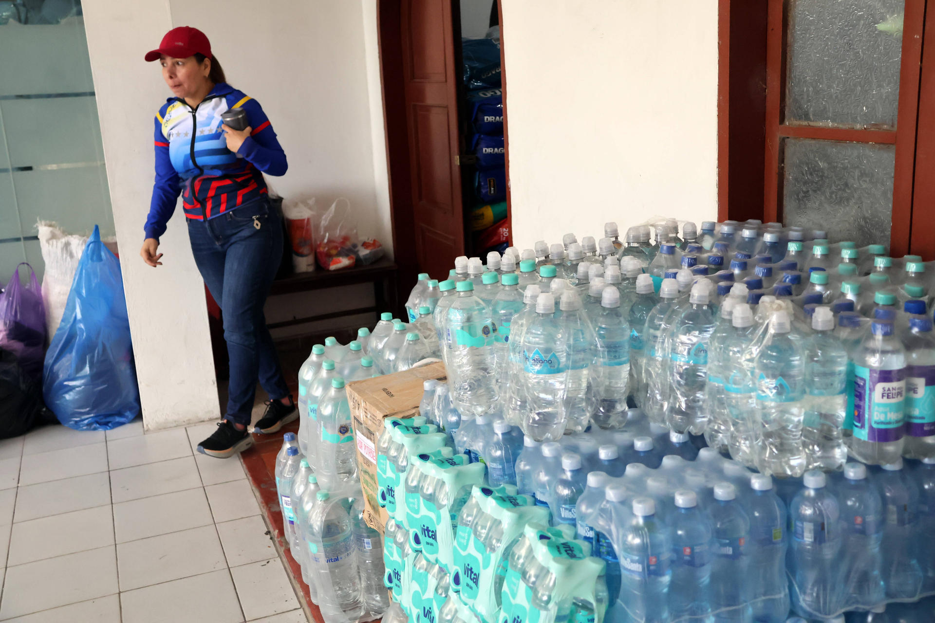 Una mujer organiza una colecta de víveres y donaciones para damnificados por los terremotos en Venezuela, este lunes en Santa Cruz (Bolivia). EFE/Juan Carlos Torrejón
