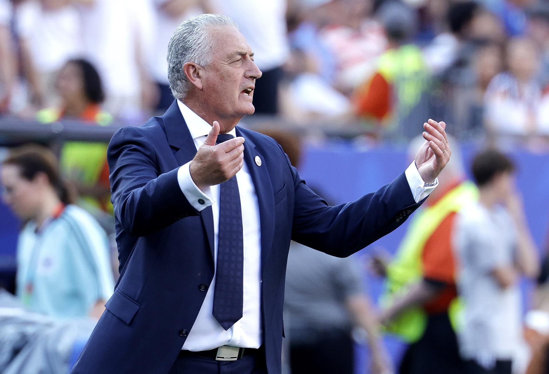 El seleccionador de Paraguay, el argentino Gustavo Alfaro, gesticula durante ante Alemania del Mundial 2026. EFE/EPA/SHAWN THEW

