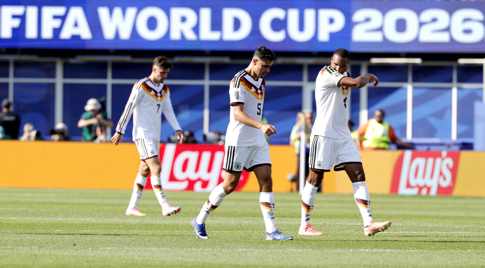Los jugadores alemanes (de izquierda a derecha) Kai Havertz, Aleksandar Pavlović y Jonathan Tah abandonan cabizbajos el campo en a eliminación a manos de Paraguay en el Mundial 2026. EFE/EPA/SHAWN THEW
