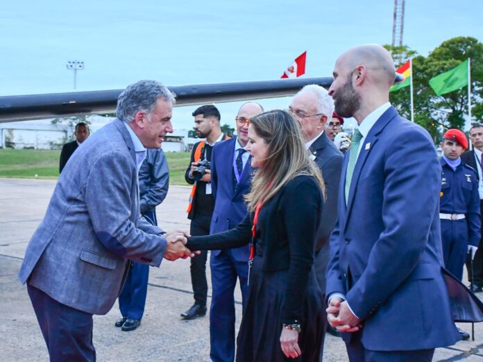 Fotografía cedida por la Cancillería de Paraguay que muestra al presidente de Uruguay, Yamandú Orsi (i), saludando a la viceministra paraguaya de Relaciones Económicas e Integración, Patricia Frutos, durante su llegada al Aeropuerto Internacional Silvio Pettirossi este lunes, en Luque (Paraguay). EFE/ Cancillería de Paraguay
