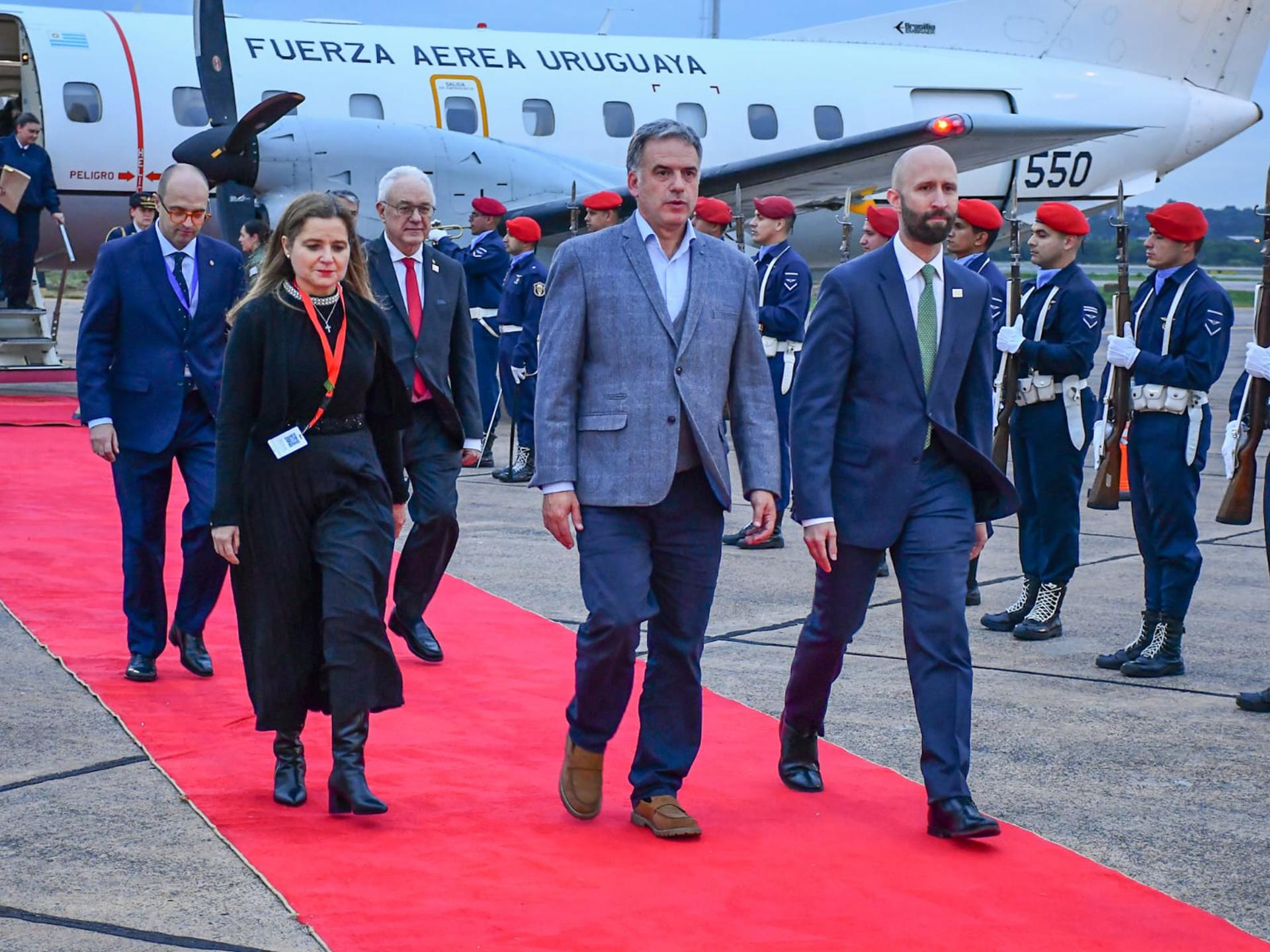 Fotografía cedida por la Cancillería de Paraguay que muestra al presidente de Uruguay, Yamandú Orsi (c), junto a la viceministra paraguaya de Relaciones Económicas e Integración, Patricia Frutos (i), durante su llegada al Aeropuerto Internacional Silvio Pettirossi este lunes, en Luque (Paraguay). EFE/ Cancillería de Paraguay

