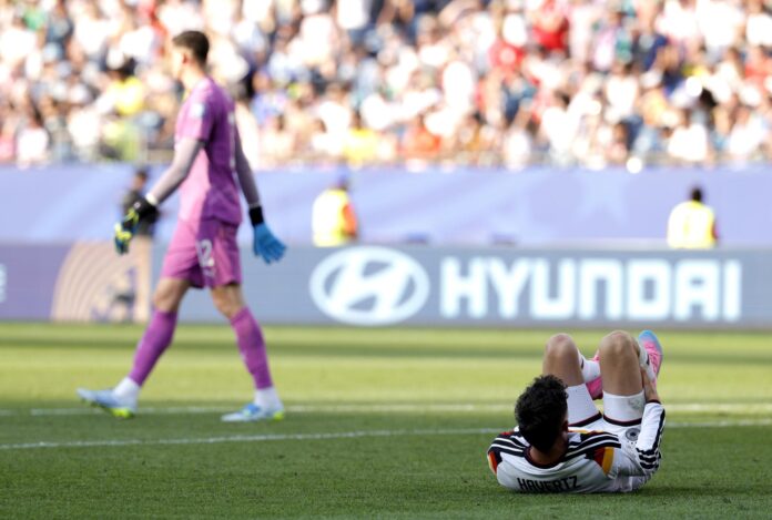 Kai Havertz, de Alemania, yace bocarriba en el césped del estadio Foxborough, en Boston, mientras el héroe de Paraguay en los penales, el portero Orlando Gill, camina orondo. EFE/EPA/SHAWN THEW
