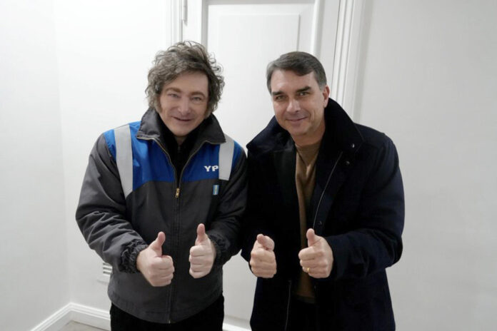 Fotografía tomada de la cuenta en X @OPRArgentina de la Oficina del Presidente de Argentina de su mandatario, Javier Milei (i), junto al senador ultraderechista brasileño Flávio Bolsonaro durante una reunión en Buenos Aires (Argentina). EFE/ @OPRArgentina
