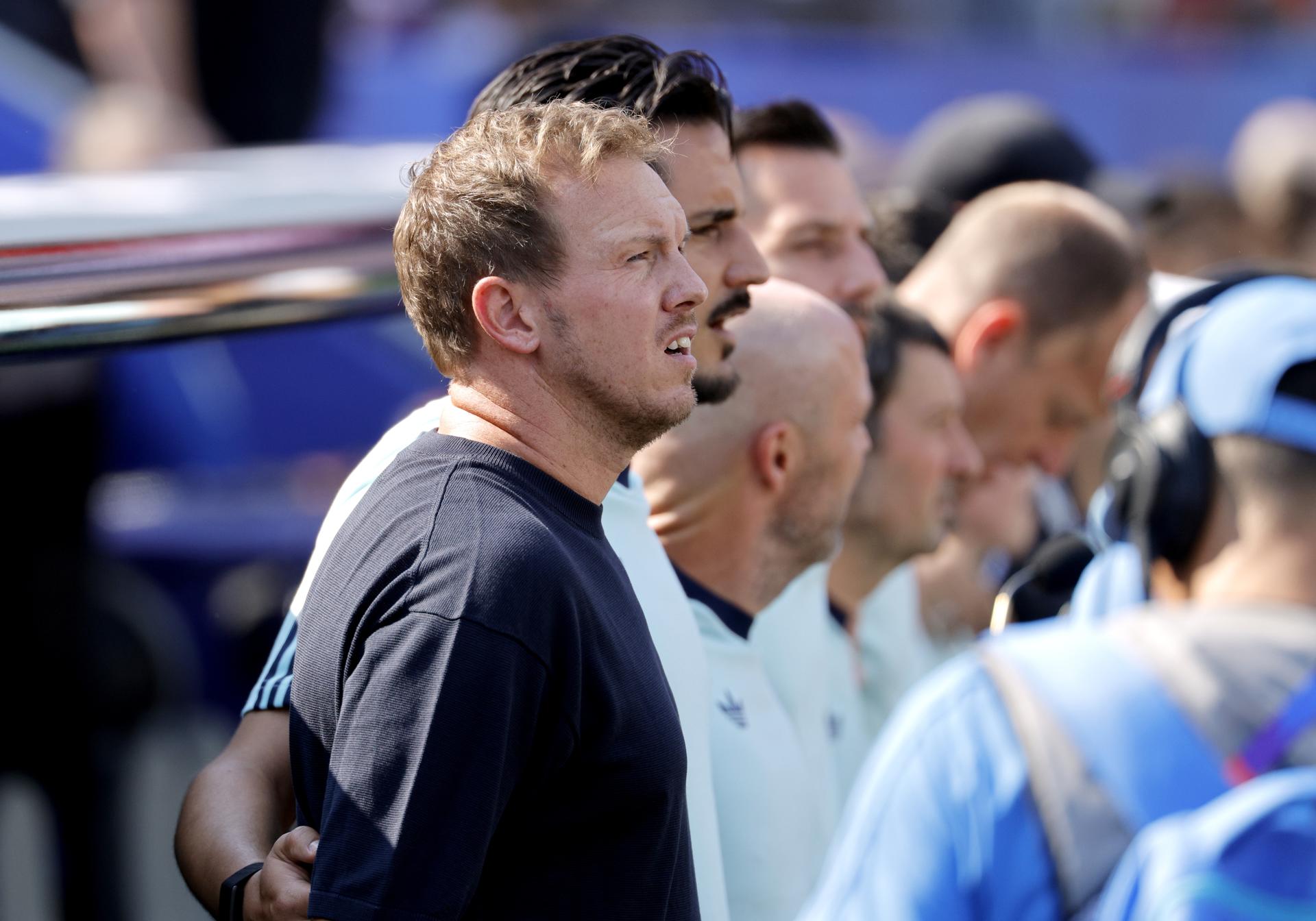 Julian Nagelsmann, seleccionador de Alemania (i), manifestó este lunes su deseo de seguir al frente del equipo, pese a la eliminación en los dieciseisavos de final del Mundial ante Paraguay en Boston. EFE/EPA/GREG M. COOPER
