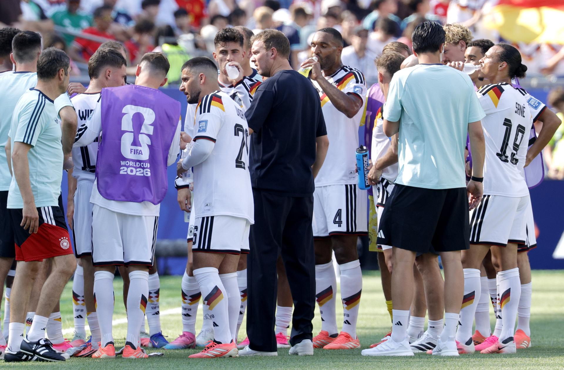 Julian Nagelsmann, seleccionador de Alemania (c), manifestó este lunes su deseo de seguir al frente del equipo, pese a la eliminación en los dieciseisavos de final del Mundial ante Paraguay en Boston. EFE/EPA/GREG M. COOPER
