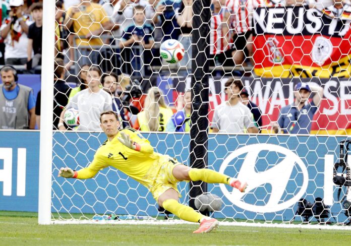 Manuel Neuer, de Alemania, no puede atajar el remate de José Canale, el último de la tanda de penaltis que le dio el pase a Paraguay a octavos del Mundial. EFE/EPA/SHAWN THEW

