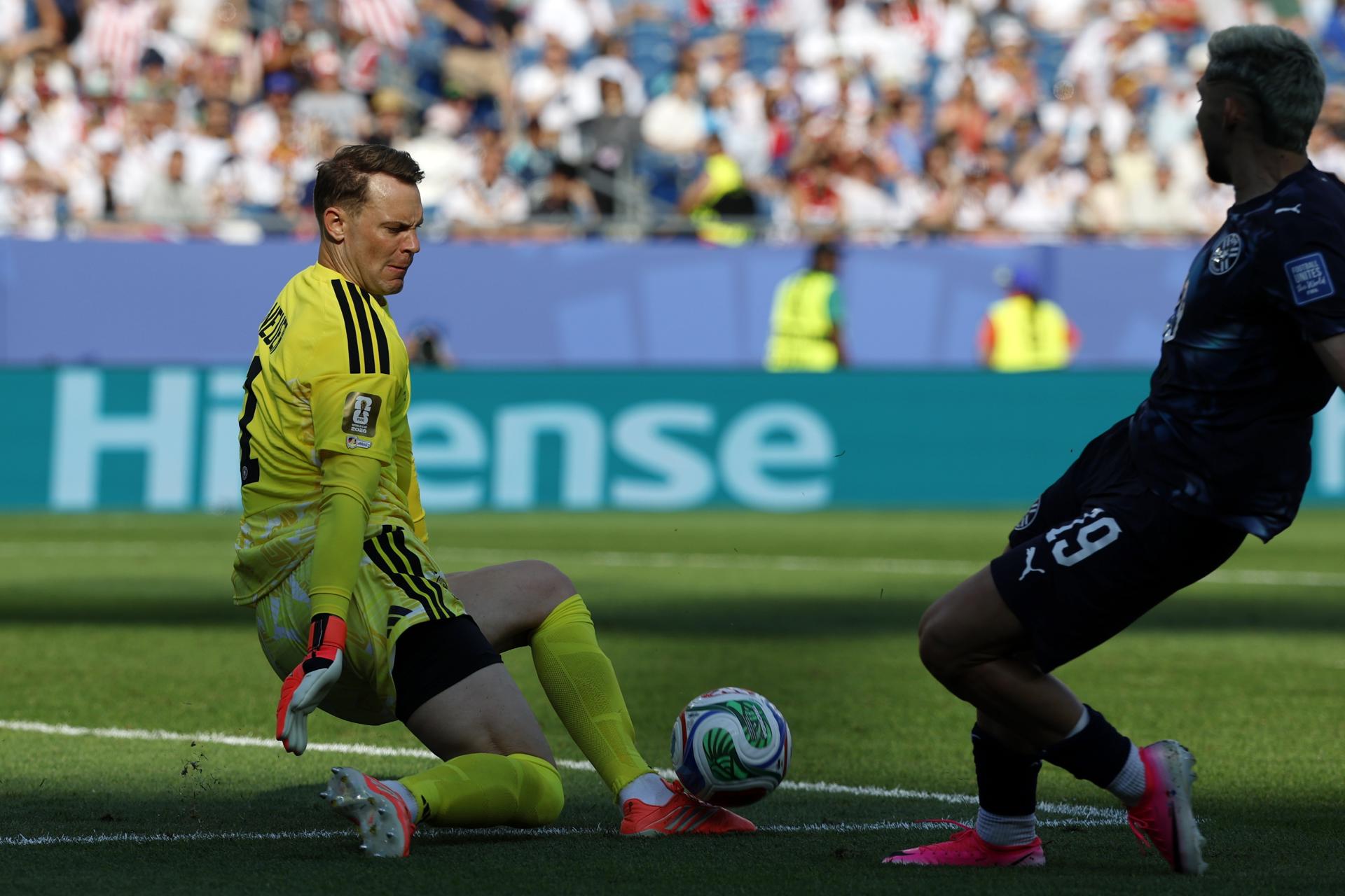 El guardameta alemán Manuel Neuer con su verdugo paraguayo, Julio Enciso, durante el partido de dieciseisavos de final del Mundial en Boston. EFE/EPA/GREG M. COOPER
