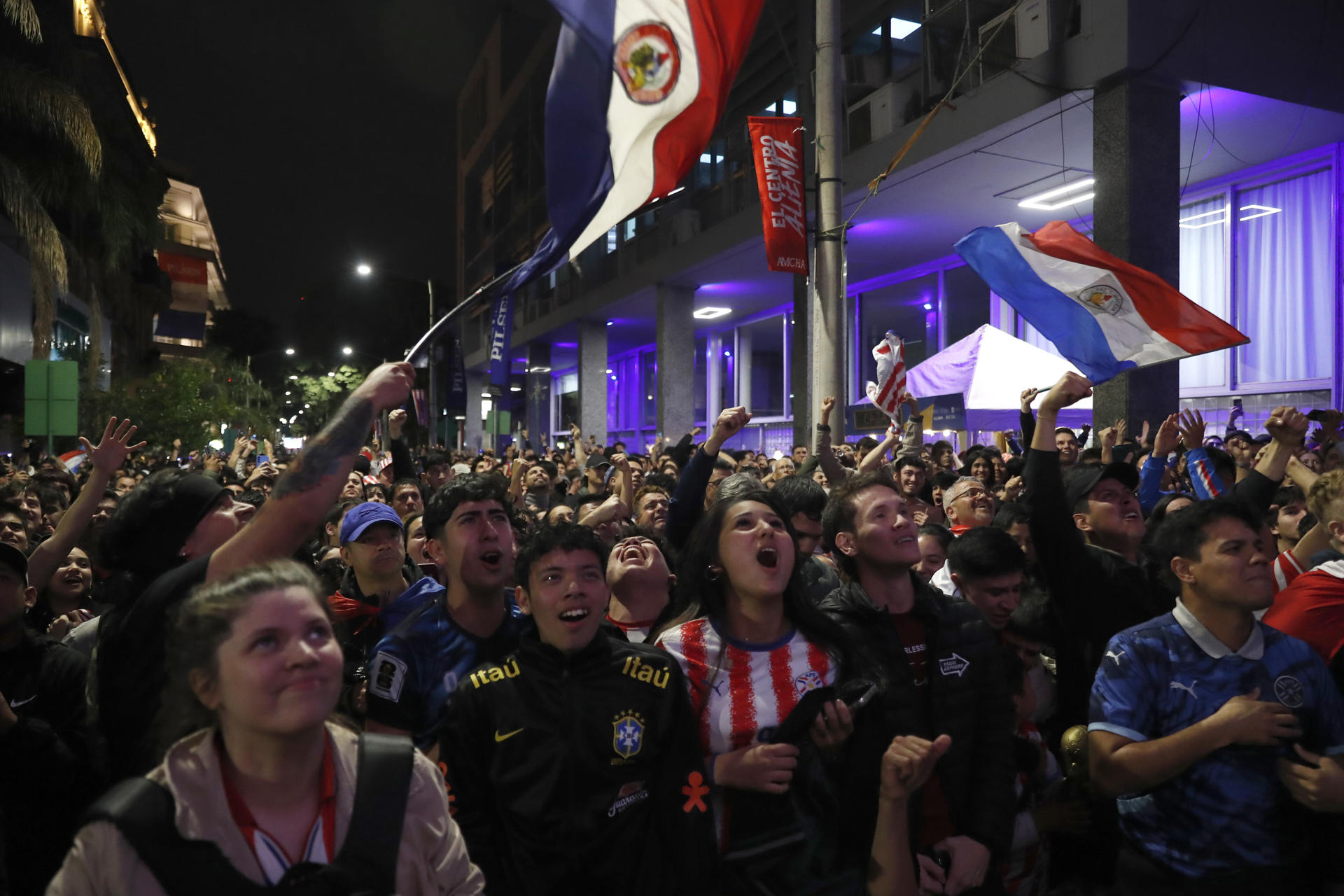 Aficionados celebran en Asunción (Paraguay) la victoria de su selección ante Alemania en el Mundial de la FIFA 2026. EFE/ Juan Pablo Pino

