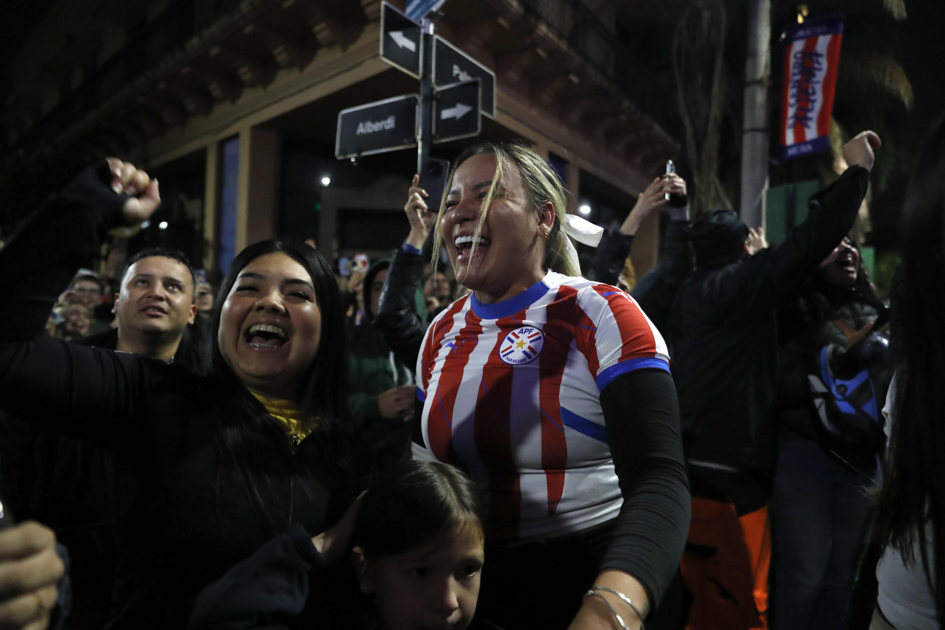 Aficionados celebran en Asunción (Paraguay) la victoria de su selección ante Alemania en el Mundial de la FIFA 2026. EFE/ Juan Pablo Pino
