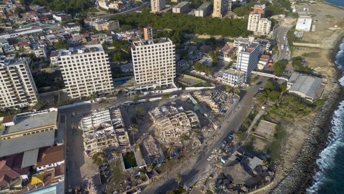 Fotografía aérea de una zona afectada por los terremotos de magnitud 7,2 y 7,5, este lunes en Macuto estado La Guaira (Venezuela). EFE/ Mauricio Torres
