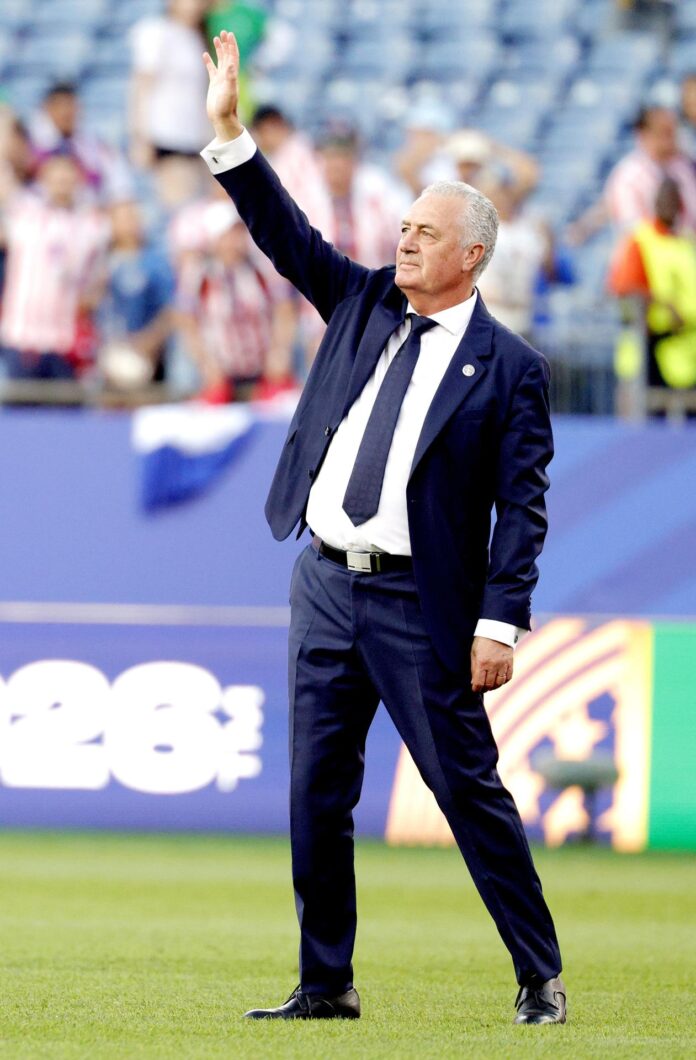 El seleccionador de Paraguay, Gustavo Alfaro, saluda a los aficionados tras la clasificación de su equipo al vencer por penaltis a Alemania en el Mundial 2026. EFE/EPA/GREG COOPER
