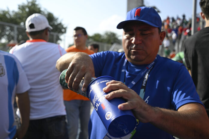 Un trabajador llena un vaso con cerveza este lunes previo al partido de los dieciseisavos de final del Mundial 2026 entre Países Bajos y Marruecos, en Monterrey (México). EFE/ Miguel Sierra
