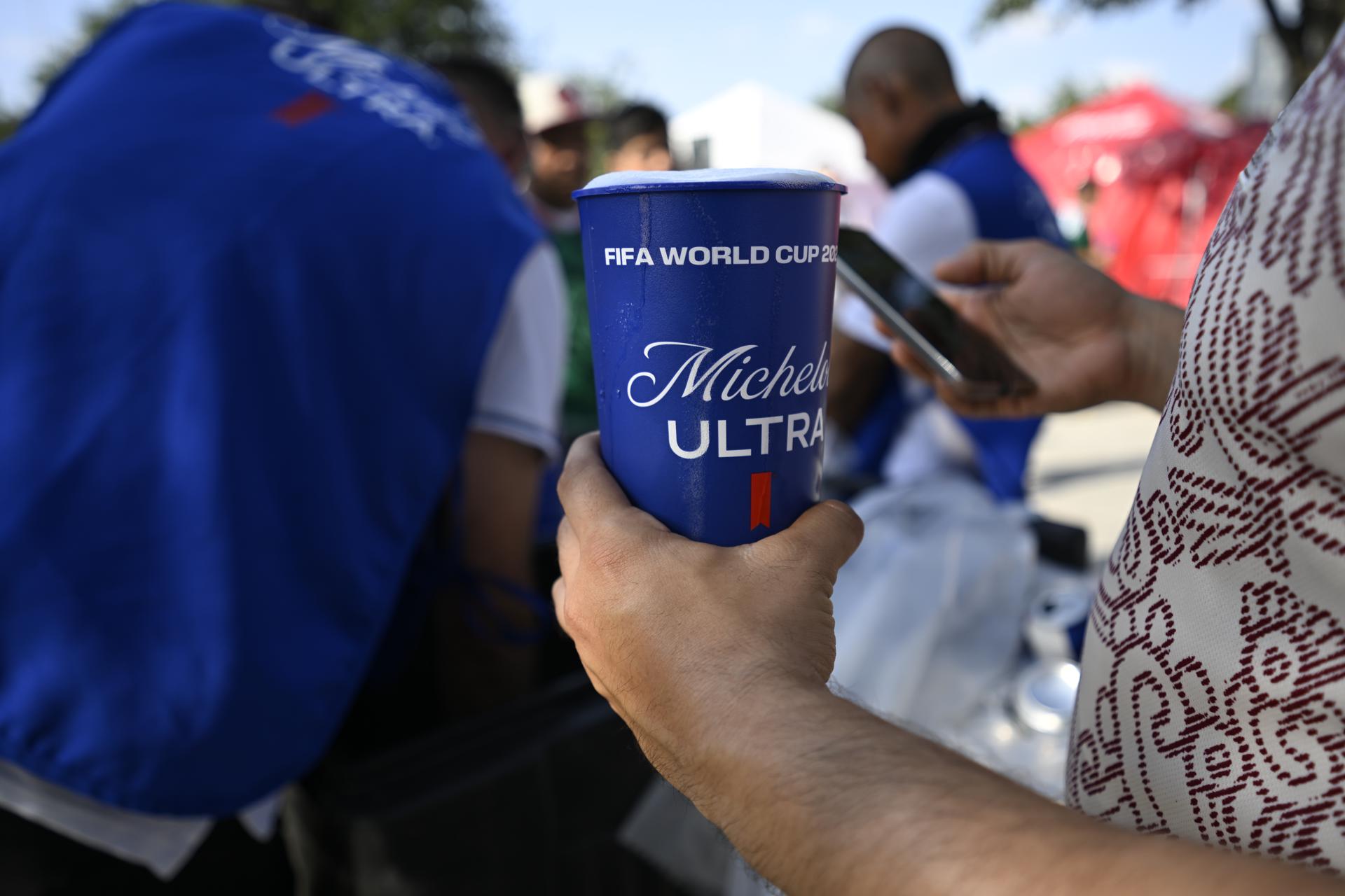 Un aficionado sostiene un vaso con cerveza este lunes, previo al partido de los dieciseisavos de final del Mundial 2026 entre Países Bajos y Marruecos, en Monterrey (México). EFE/ Miguel Sierra
