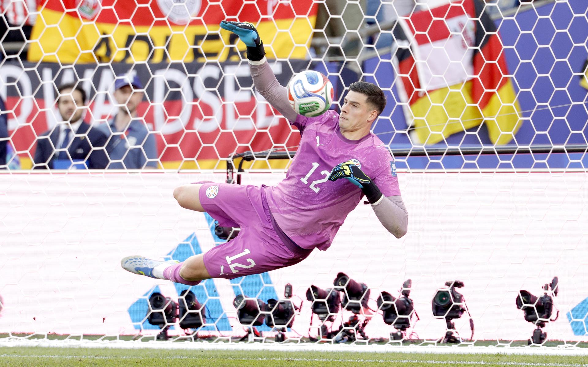 Orlando Gill, portero de Paraguay, detiene el penalti del alemán Kai Havertz en el Mundial 2026. EFE/EPA/SHAWN THEW
