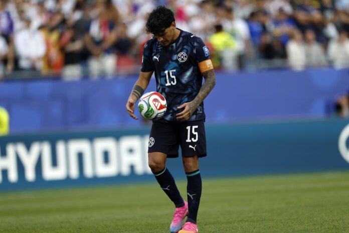Gustavo Gómez, de Paraguay, se alista para ejecutar su lanzamiento durante la tanda de penaltis del partido de dieciseisavos de final de la Copa Mundial de la FIFA 2026 entre Alemania y Paraguay en Boston, Massachusetts (EE.UU.). EFE/GREG COOPER
