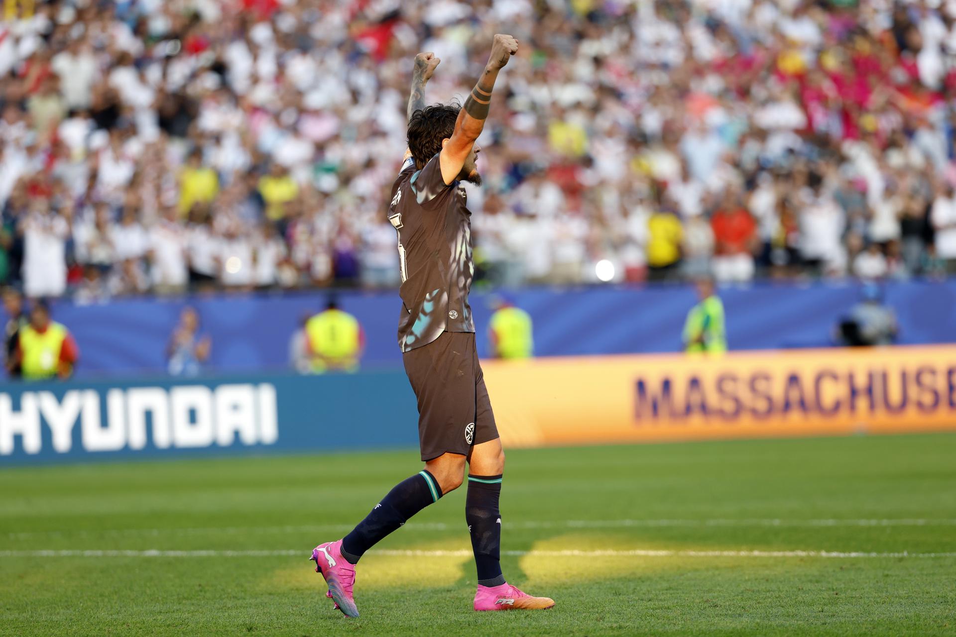 Gustavo Gómez, de Paraguay, celebra tras anotar su lanzamiento durante la tanda de penaltis del partido correspondiente a los dieciseisavos de final del Mundial de la FIFA 2026 entre Alemania y Paraguay, en Boston, Massachusetts (EE.UU.). EFE/GREG COOPER
