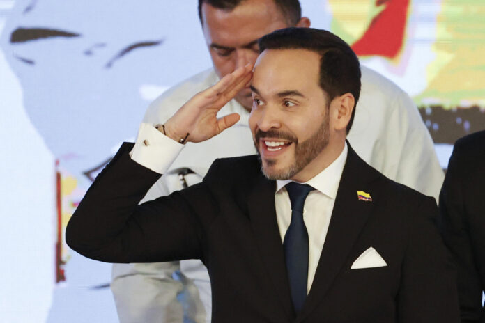 El presidente electo de Colombia, Abelardo de la Espriella, fue captado el pasado 25 de junio, al recibir su credencial como ganador de la segunda vuelta presidencial, en Bogotá (Colombia). EFE/Mauricio Dueñas
