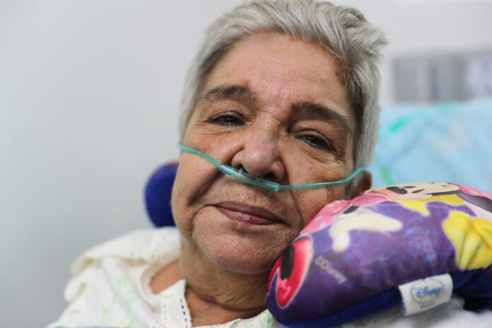 Marlene Santana, sobreviviente de los dos terremotos en Venezuela, posa durante una entrevista con EFE este lunes, en el Hospital Domingo Luciani, en Caracas (Venezuela). EFE/ Raúl Martínez
