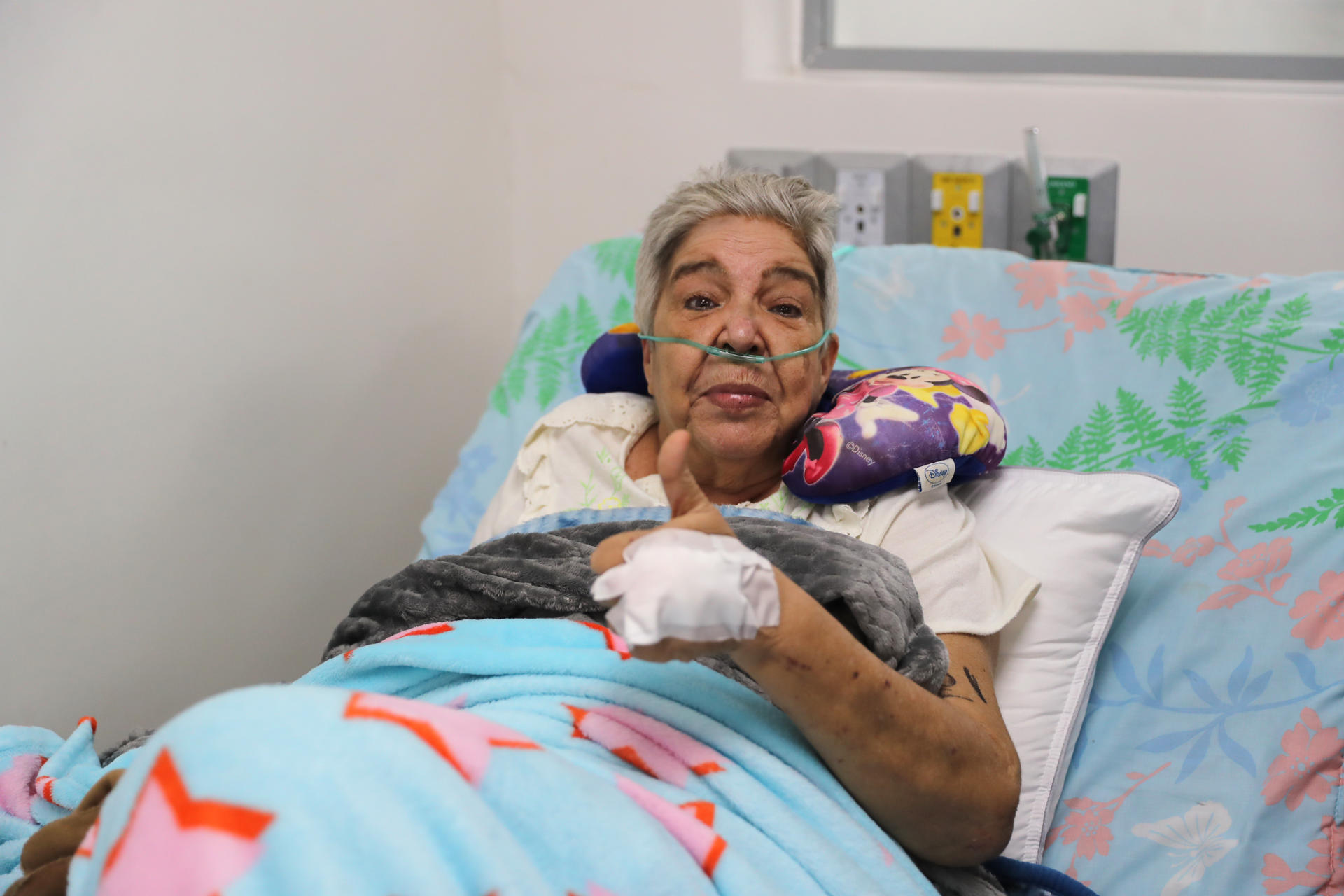 Marlene Santana, sobreviviente de los dos terremotos en Venezuela, posa durante una entrevista con EFE este lunes, en el Hospital Domingo Luciani, en Caracas (Venezuela). EFE/ Raúl Martínez
