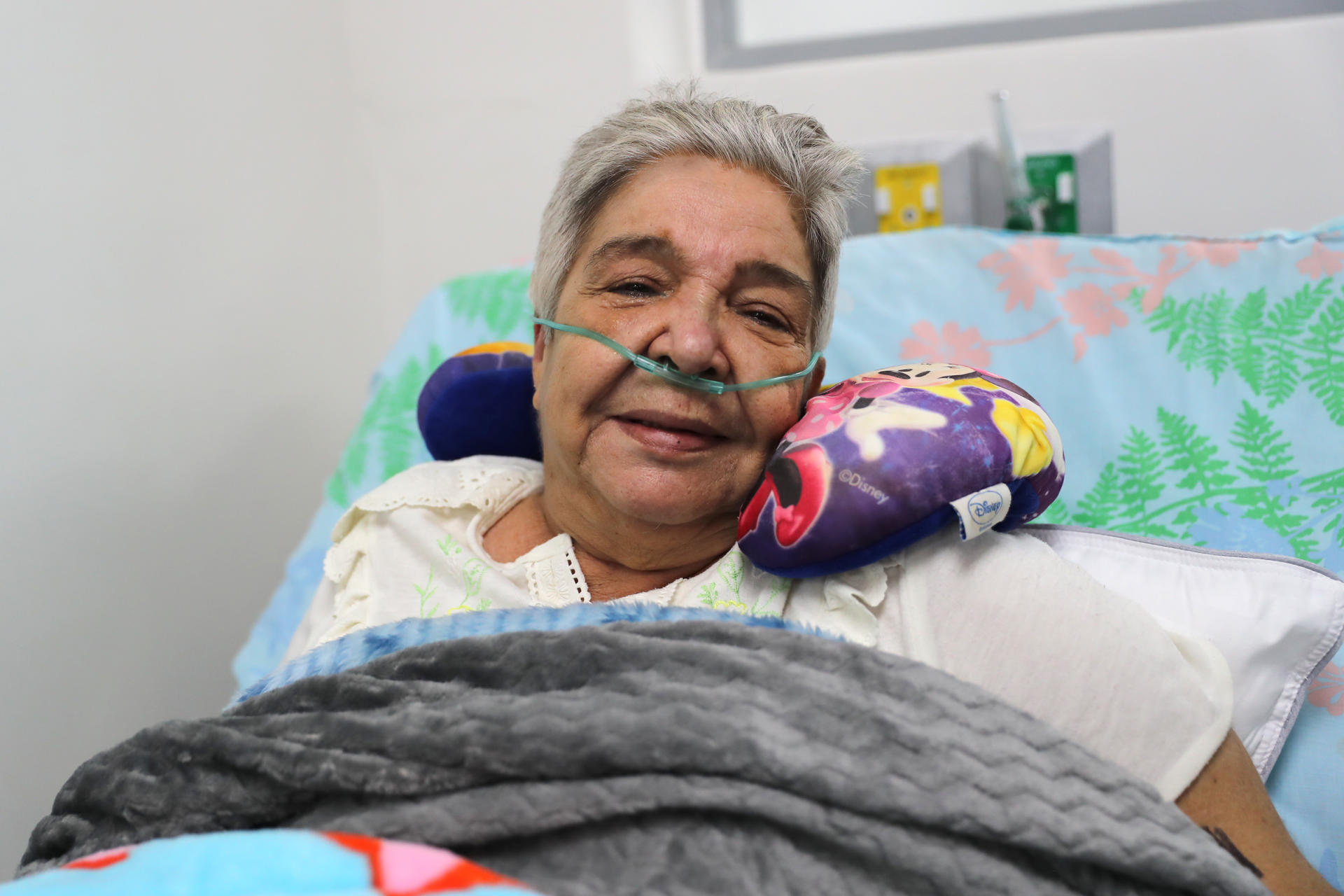 Marlene Santana, sobreviviente de los dos terremotos en Venezuela, posa durante una entrevista con EFE este lunes, en el Hospital Domingo Luciani, en Caracas (Venezuela). EFE/ Raúl Martínez
