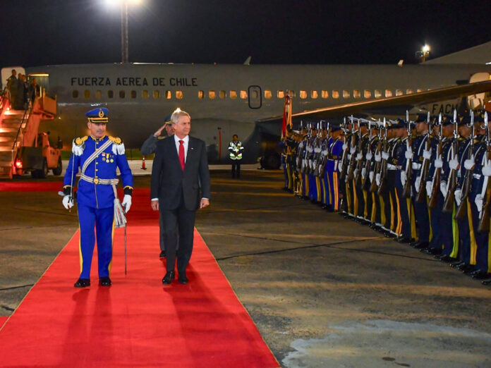 Fotografía cedida este 29 de junio por el Ministerio de Relaciones Exteriores de Paraguay en la que se captó al presidente de Chile, José Antonio Kast (c), a su llegada a Luque (Paraguay), para asistir a la cumbre de presidentes del Mercosur. EFE/Ministerio de Relaciones Exteriores De Paraguay
